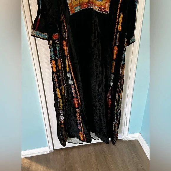 Vintage Velvet Traditional Palestinian Thobe - Picture 6 of 11